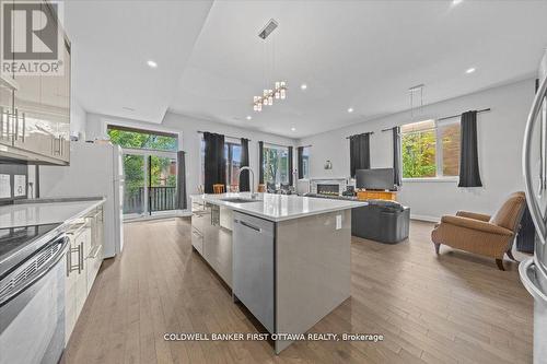 562 Queen Mary Street, Ottawa, ON - Indoor Photo Showing Kitchen With Upgraded Kitchen