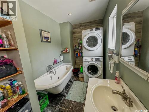 464 1St Avenue E, Melville, SK - Indoor Photo Showing Laundry Room