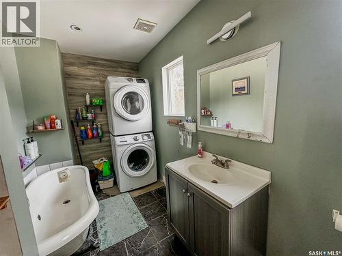 464 1St Avenue E, Melville, SK - Indoor Photo Showing Laundry Room