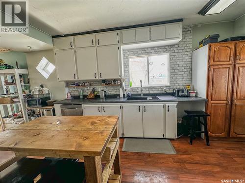 464 1St Avenue E, Melville, SK - Indoor Photo Showing Kitchen With Double Sink