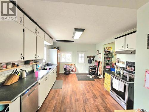464 1St Avenue E, Melville, SK - Indoor Photo Showing Kitchen With Double Sink