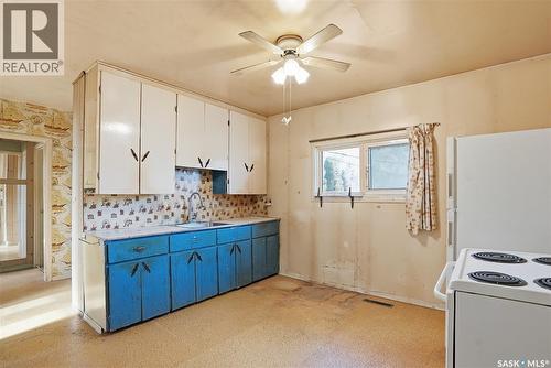 2123 St George Avenue, Saskatoon, SK - Indoor Photo Showing Kitchen