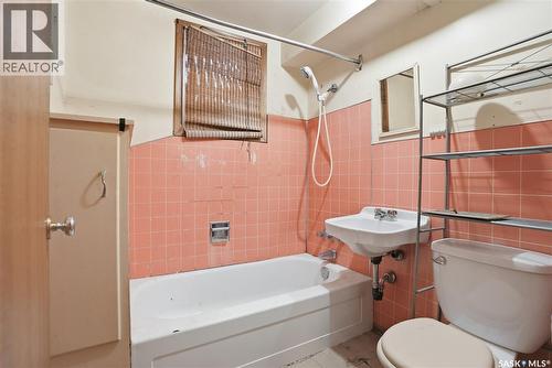 2123 St George Avenue, Saskatoon, SK - Indoor Photo Showing Bathroom