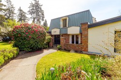 2557 Annabern Cres Saanich, BC V8N 5E9