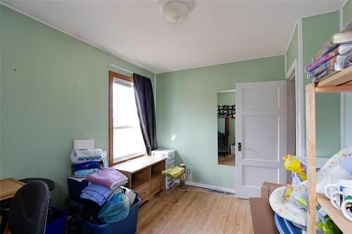 210 Dunrobin Ave, Winnipeg, MB 