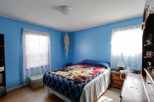 210 Dunrobin Ave, Winnipeg, MB 