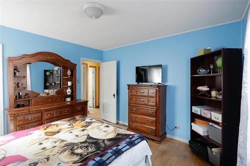 210 Dunrobin Ave, Winnipeg, MB 