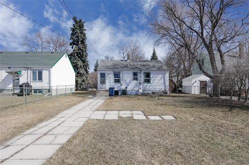 210 Dunrobin Ave, Winnipeg, MB 