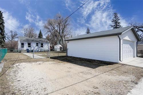 210 Dunrobin Ave, Winnipeg, MB 