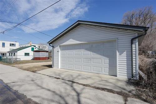 210 Dunrobin Ave, Winnipeg, MB 