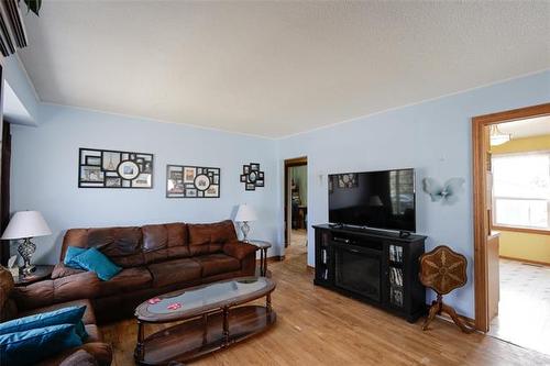 210 Dunrobin Ave, Winnipeg, MB 