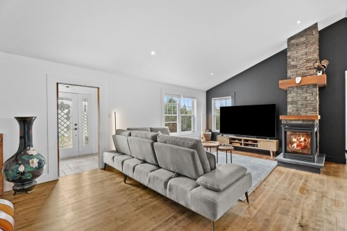 Salon - 11 Ch. Twin-Lake, Arundel, QC - Indoor Photo Showing Living Room With Fireplace