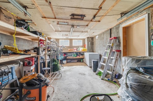 Garage - 3874 Rue Bergevin, Laval (Saint-Vincent-De-Paul), QC - Indoor Photo Showing Garage
