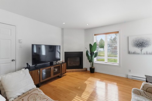 Salon - 825 Ch. Rhéaume, Saint-Michel, QC - Indoor Photo Showing Living Room With Fireplace