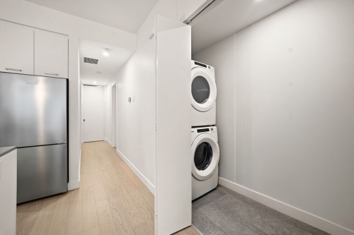 Passageway - 1991 Rue Suzanne-Coallier, Montréal (Saint-Laurent), QC - Indoor Photo Showing Laundry Room