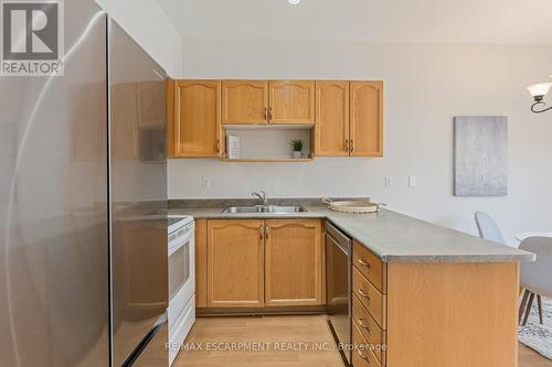 2393 Dalebrook Drive, Oakville, ON - Indoor Photo Showing Kitchen With Double Sink