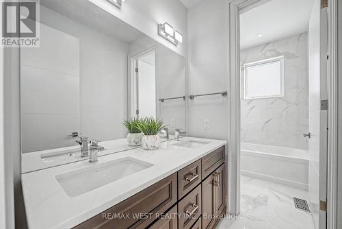 2267 Fifth Line W, Mississauga, ON - Indoor Photo Showing Bathroom