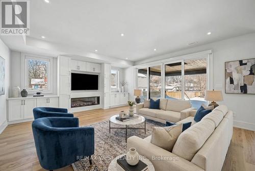 2267 Fifth Line W, Mississauga, ON - Indoor Photo Showing Living Room