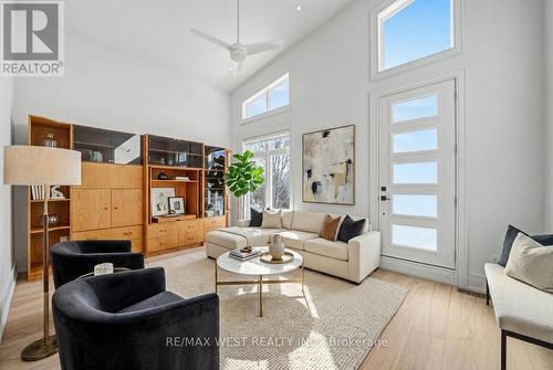 2267 Fifth Line W, Mississauga, ON - Indoor Photo Showing Living Room