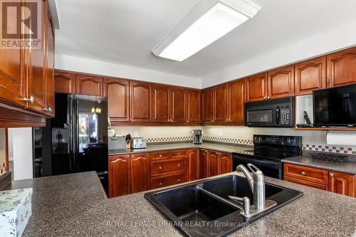1081 Keswick Court, Oshawa, ON - Indoor Photo Showing Kitchen With Double Sink