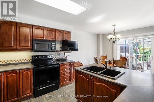 1081 Keswick Court, Oshawa, ON - Indoor Photo Showing Kitchen With Double Sink