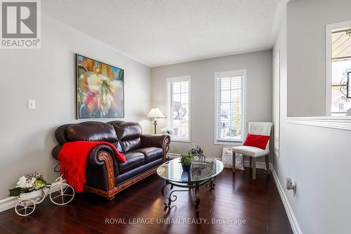 1081 Keswick Court, Oshawa, ON - Indoor Photo Showing Living Room