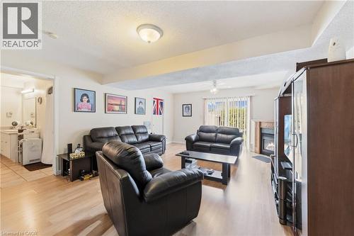 19 Sedona Court, Hamilton, ON - Indoor Photo Showing Living Room