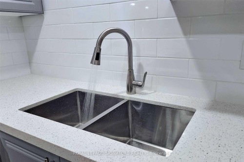 6094 Prairie Circle, Mississauga, ON - Indoor Photo Showing Kitchen With Double Sink