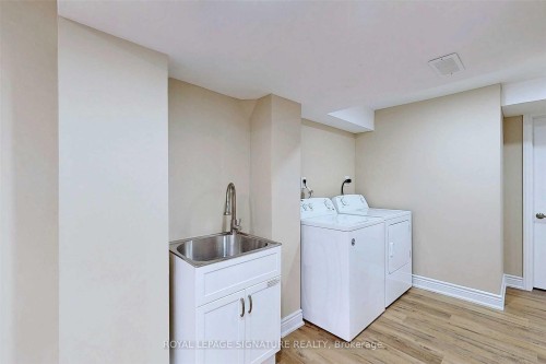 6094 Prairie Circle, Mississauga, ON - Indoor Photo Showing Laundry Room