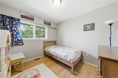 541 Warren Ave, Saanich, BC 