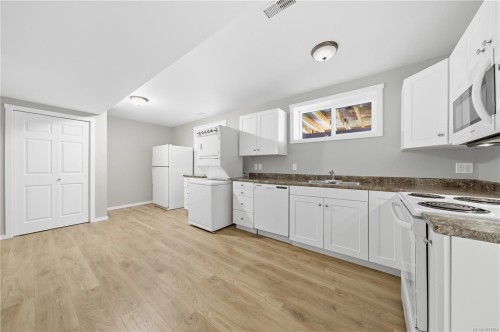 541 Warren Ave, Saanich, BC 