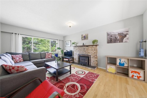 541 Warren Ave, Saanich, BC 