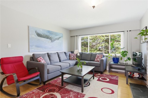 541 Warren Ave, Saanich, BC 