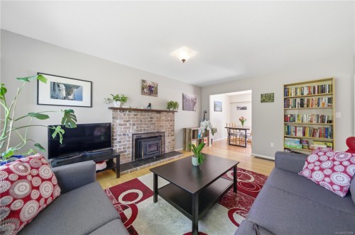 541 Warren Ave, Saanich, BC 