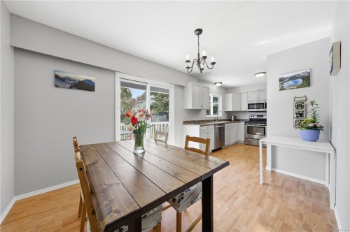 541 Warren Ave, Saanich, BC 