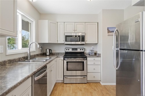 541 Warren Ave, Saanich, BC 