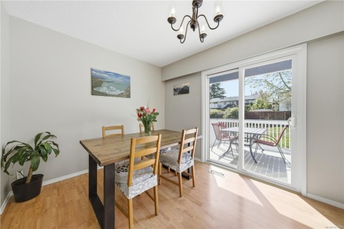 541 Warren Ave, Saanich, BC 