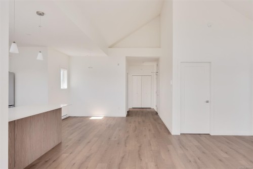 401-9716 Third St, Sidney, BC - Indoor Photo Showing Other Room