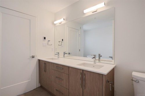 401-9716 Third St, Sidney, BC - Indoor Photo Showing Bathroom