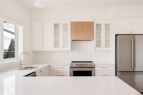 401-9716 Third St, Sidney, BC - Indoor Photo Showing Kitchen With Stainless Steel Kitchen With Double Sink With Upgraded Kitchen