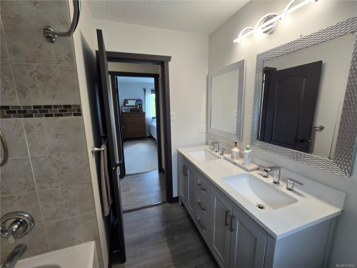 97 Mitchell Rd, Courtenay, BC 