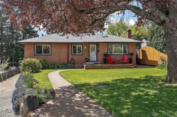 1094 Gosper Cres Esquimalt, BC V9A 4J3