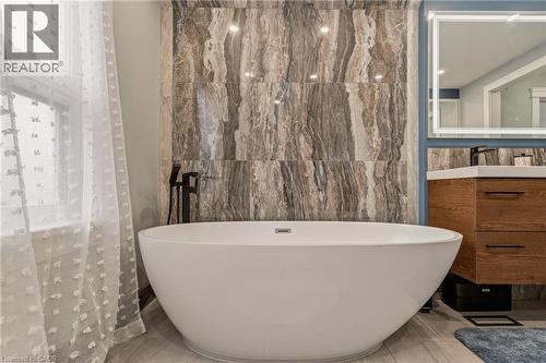 14 Mars Avenue, Hamilton, ON - Indoor Photo Showing Bathroom