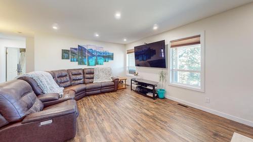 3013 Mount Royal Drive, Cranbrook, BC - Indoor Photo Showing Living Room