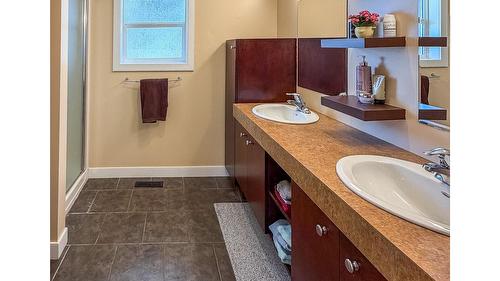 3013 Mount Royal Drive, Cranbrook, BC - Indoor Photo Showing Bathroom