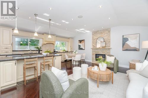 207 Penn Drive, Burlington, ON - Indoor Photo Showing Living Room