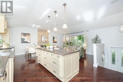 207 Penn Drive, Burlington, ON - Indoor Photo Showing Kitchen With Upgraded Kitchen