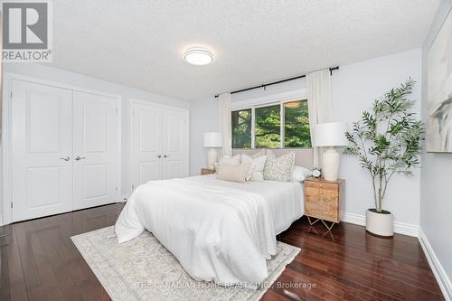 207 Penn Drive, Burlington, ON - Indoor Photo Showing Bedroom