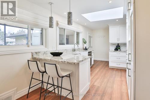 35 Hollyrood Heights Drive, Mississauga, ON - Indoor Photo Showing Kitchen With Upgraded Kitchen