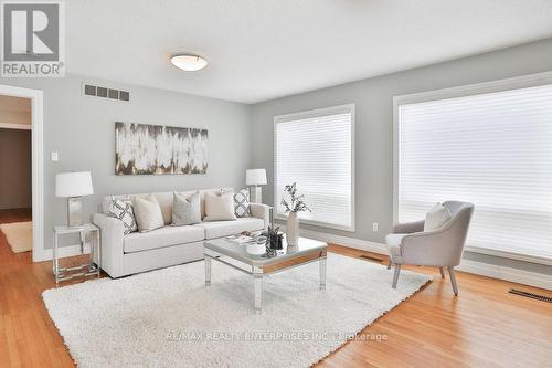 35 Hollyrood Heights Drive, Mississauga, ON - Indoor Photo Showing Living Room